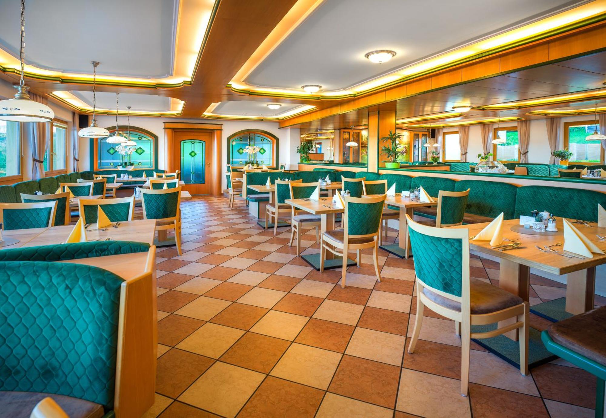 Ferienhotel Hofer Superior Strass im Attergau エクステリア 写真
